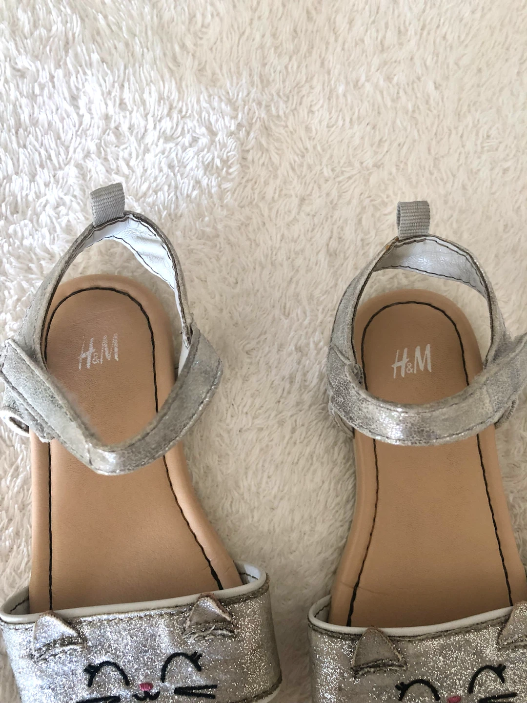 😻👧H&M 子供用サンダル、猫柄、シルバー、サイズ16.5🌟✨の写真3枚目