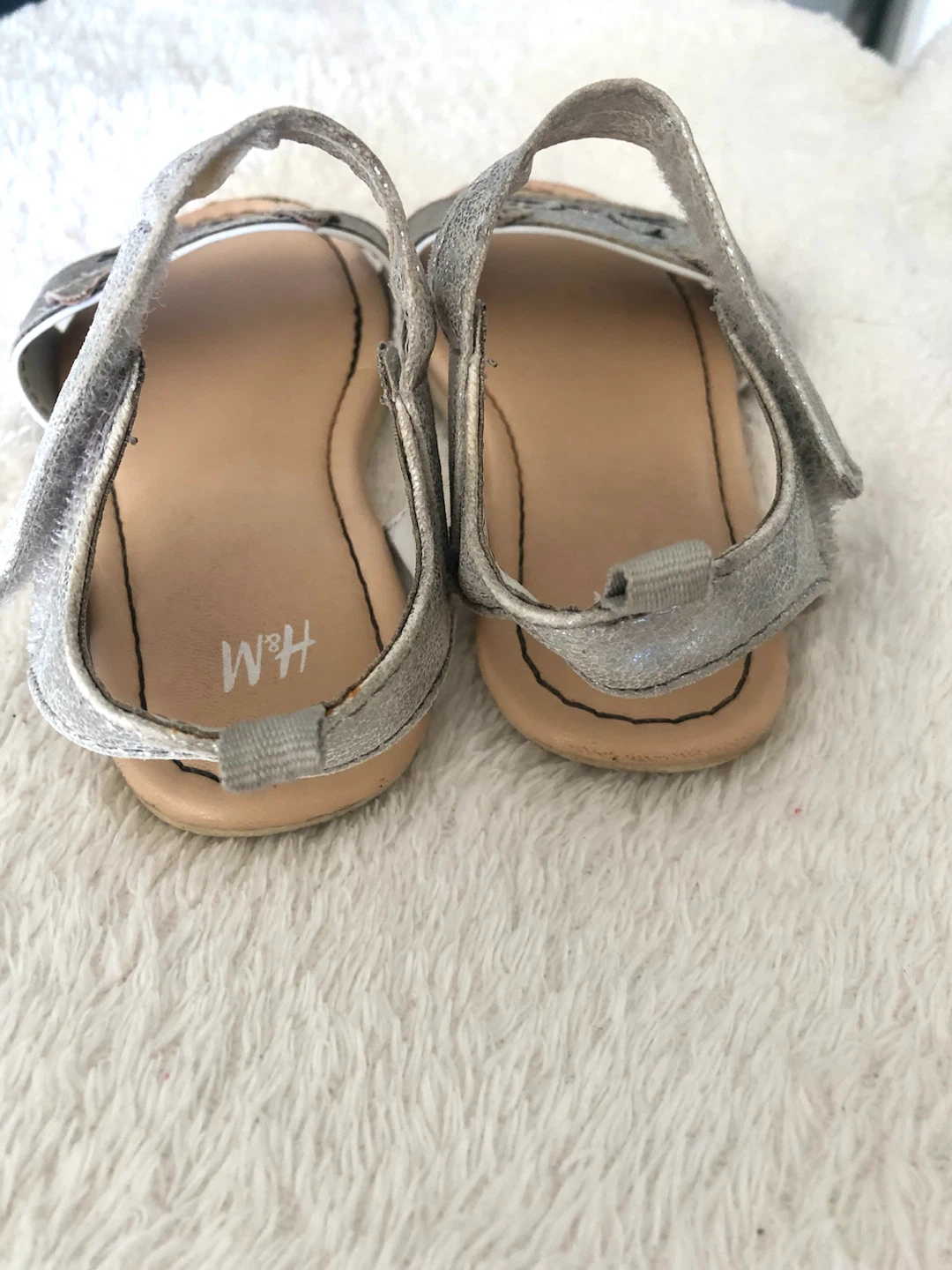 😻👧H&M 子供用サンダル、猫柄、シルバー、サイズ16.5🌟✨の写真4枚目