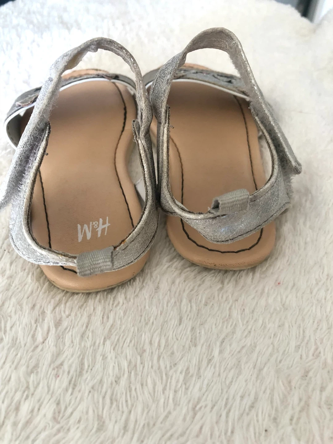 😻👧H&M 子供用サンダル、猫柄、シルバー、サイズ16.5🌟✨の写真4枚目