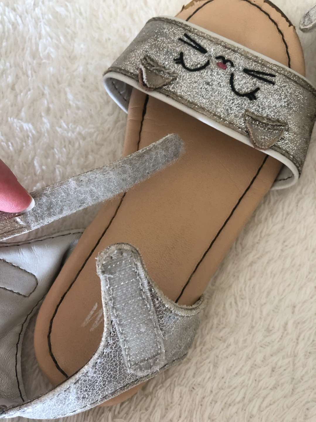 😻👧H&M 子供用サンダル、猫柄、シルバー、サイズ16.5🌟✨の写真5枚目