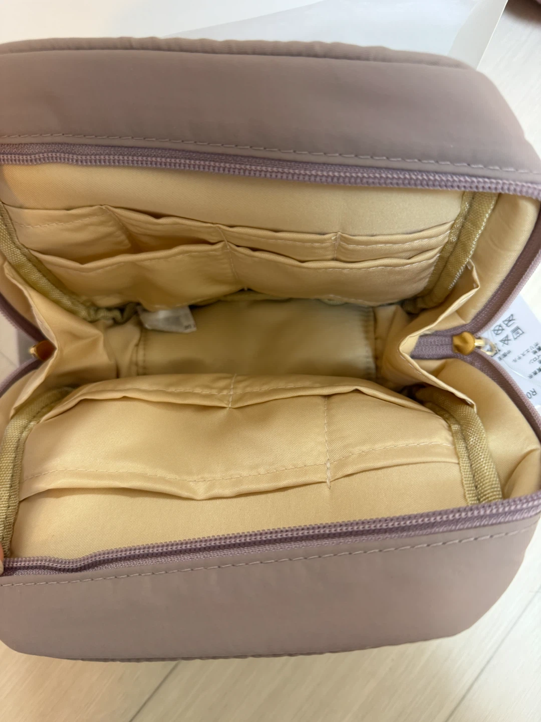 新品未使用☆スクエアポーチ グレージュ 洗える 自立する化粧ポーチの写真4枚目