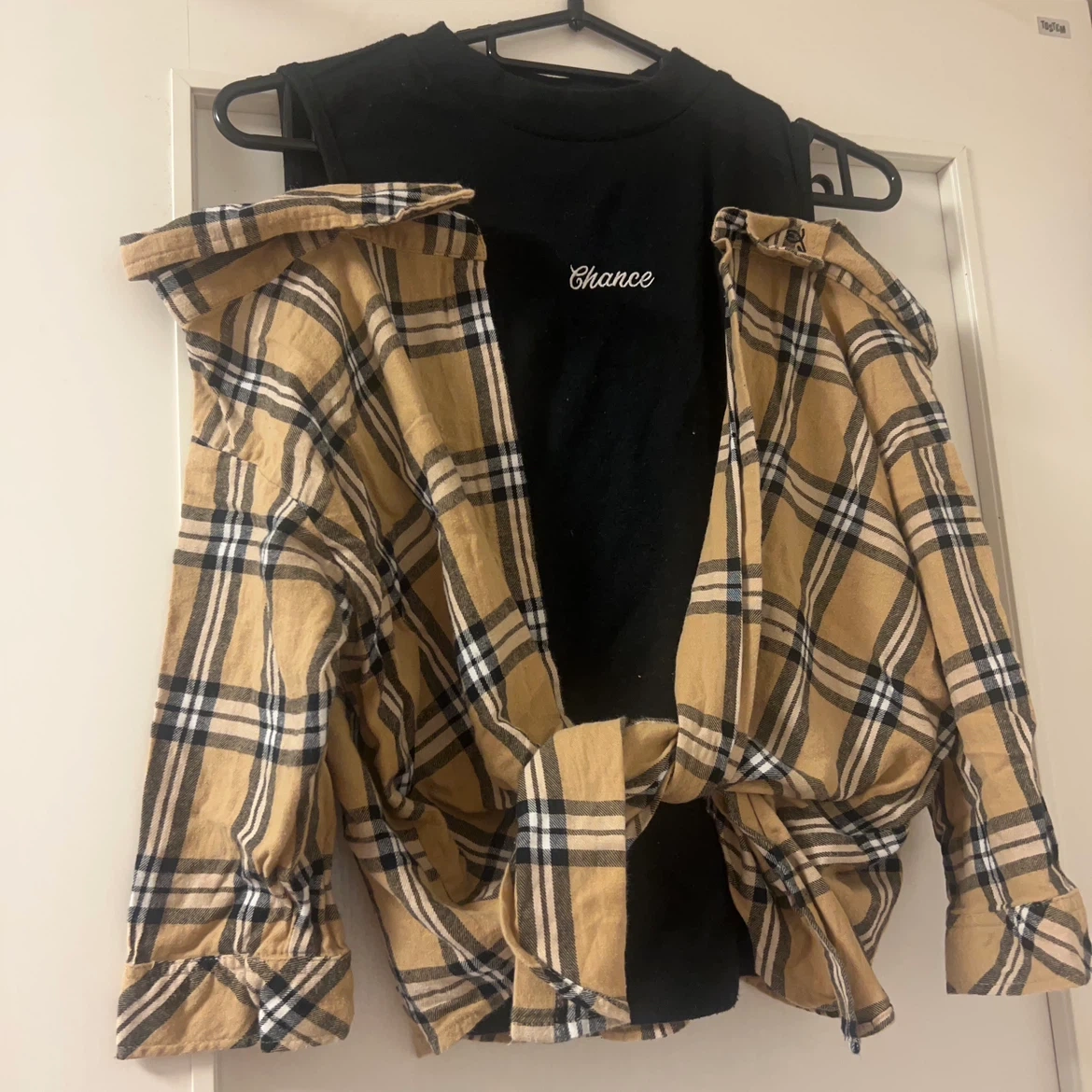 チェック柄シャツ×黒カットソー アンサンブル