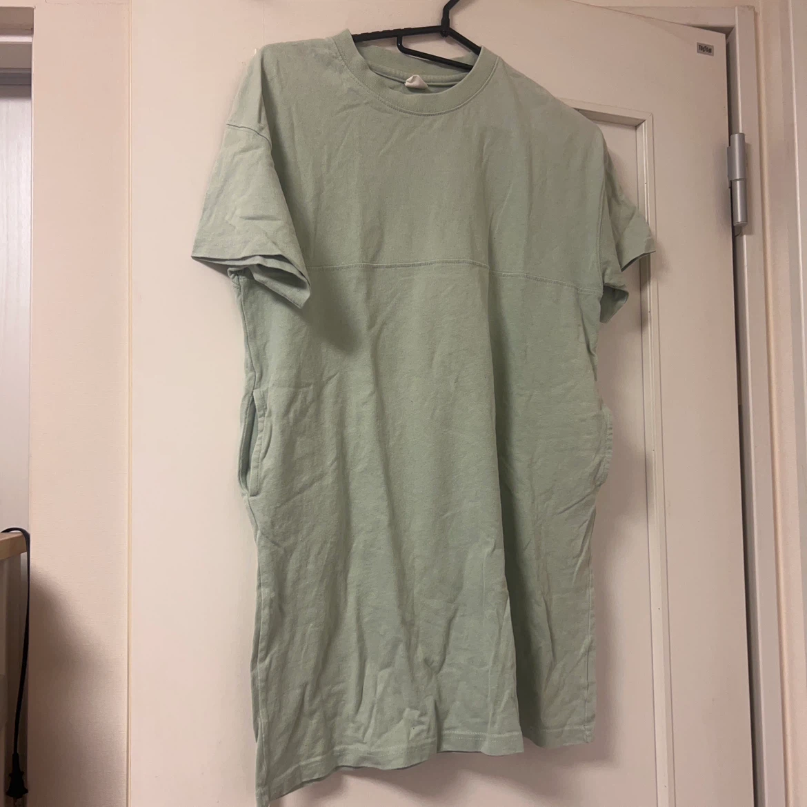 SUNDAY ロゴ 半袖 Tシャツワンピース グリーン140cmの写真2枚目