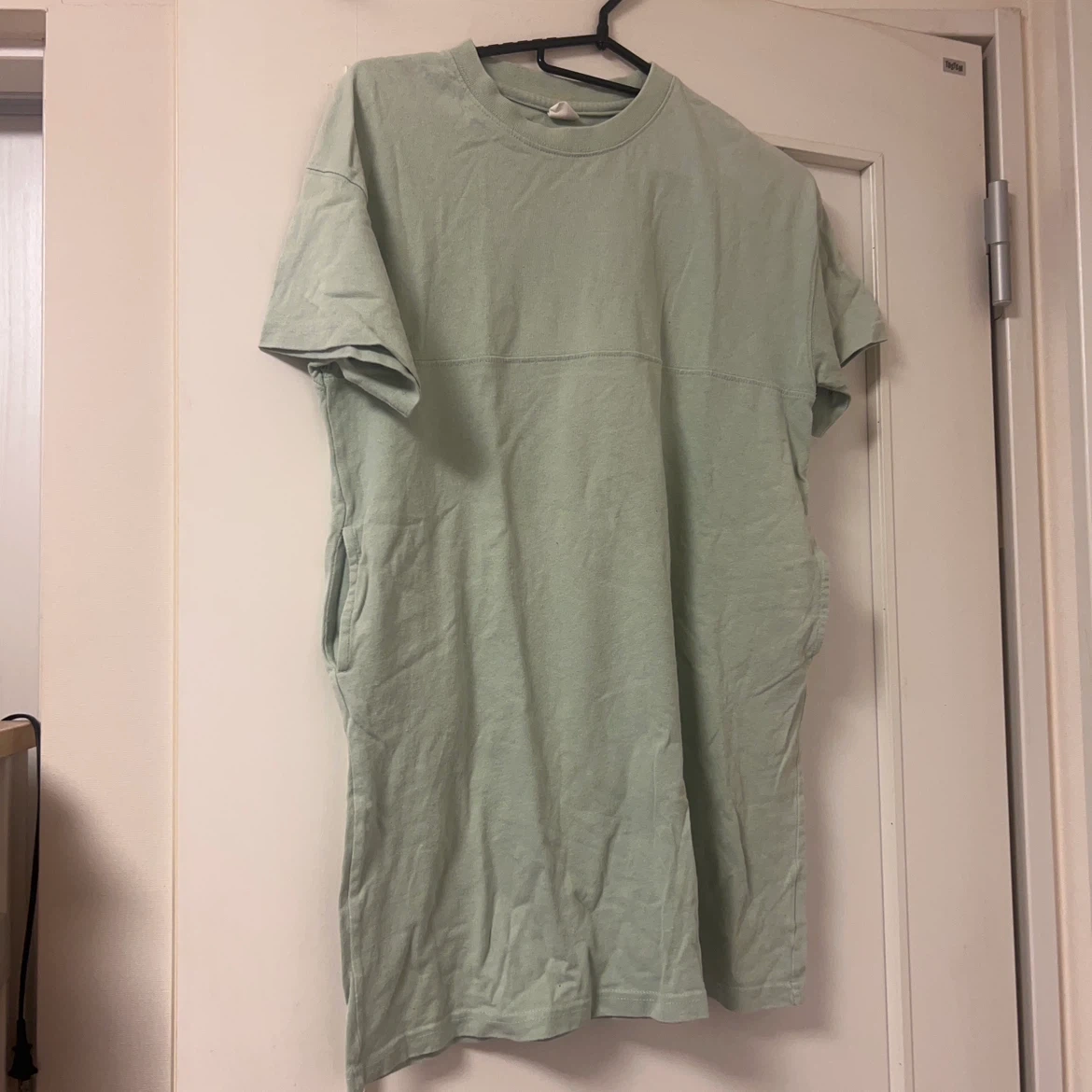 SUNDAY ロゴ 半袖 Tシャツワンピース グリーン140cmの写真2枚目