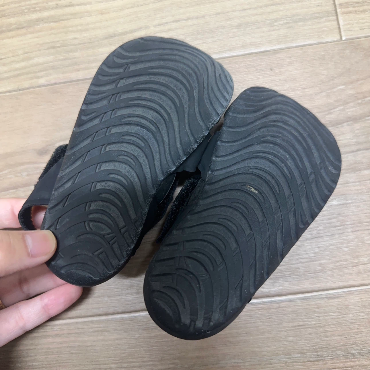 ナイキ キッズサンダル ブラックの写真2枚目