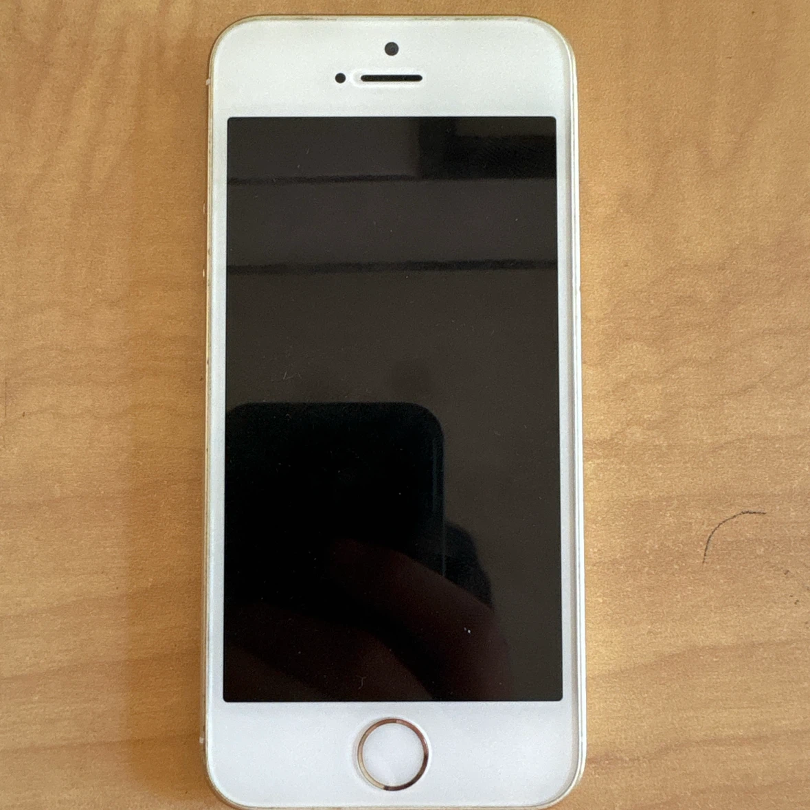 アップル iPhone SE ゴールドの写真2枚目