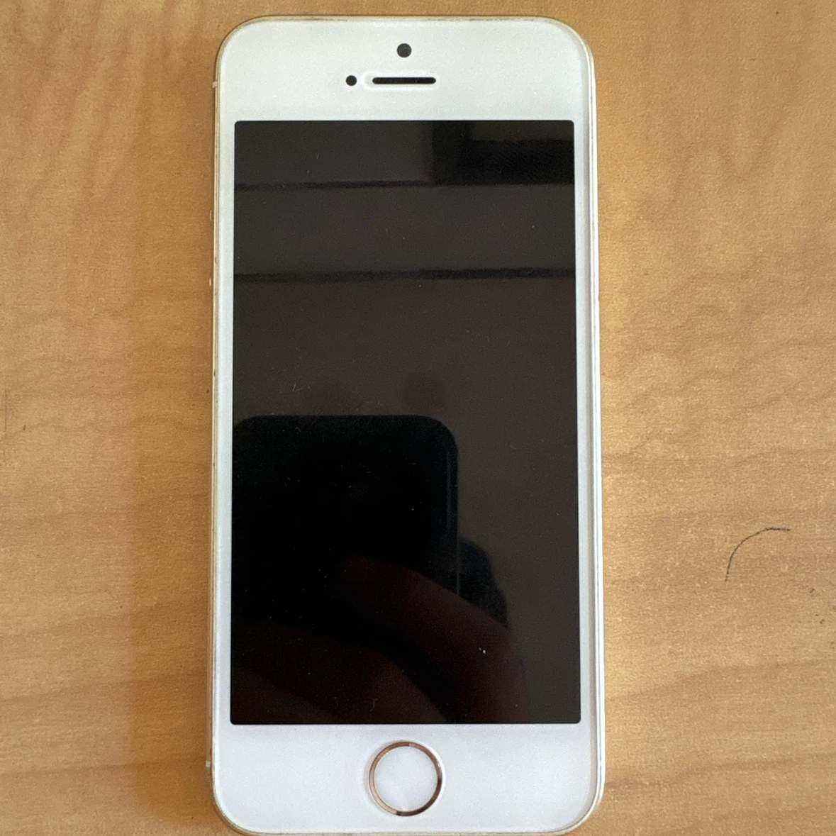アップル iPhone SE ゴールドの写真2枚目