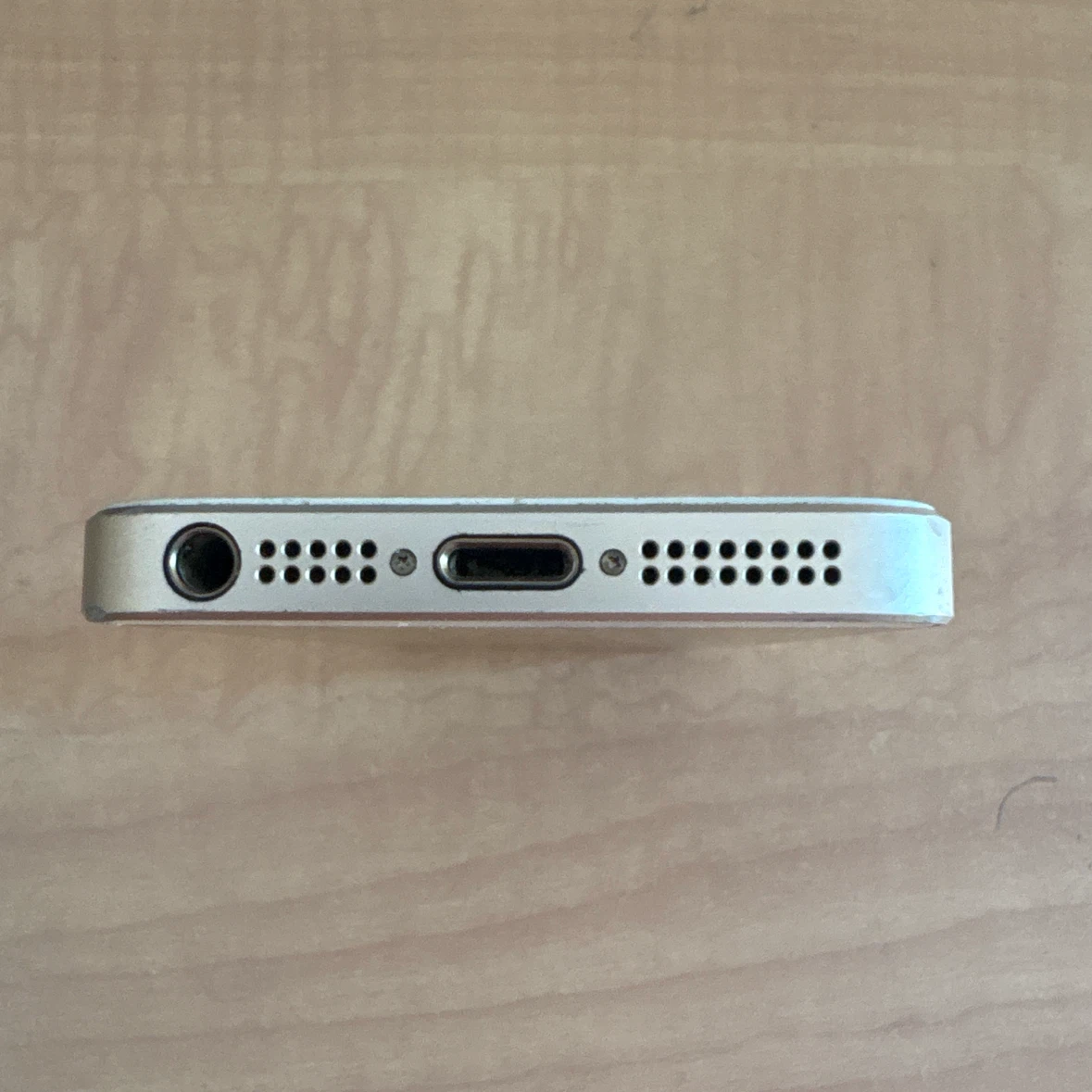 アップル iPhone SE ゴールドの写真5枚目