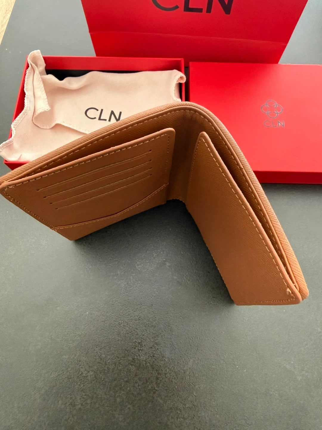 CLN 二つ折り財布 ブラウンの写真4枚目