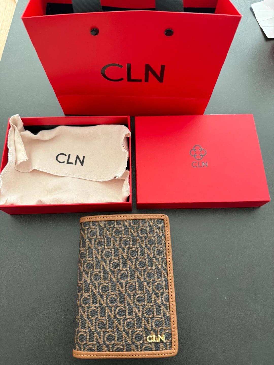 CLN 二つ折り財布 ブラウン