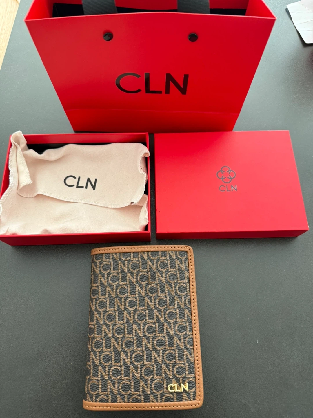 CLN 二つ折り財布 ブラウン