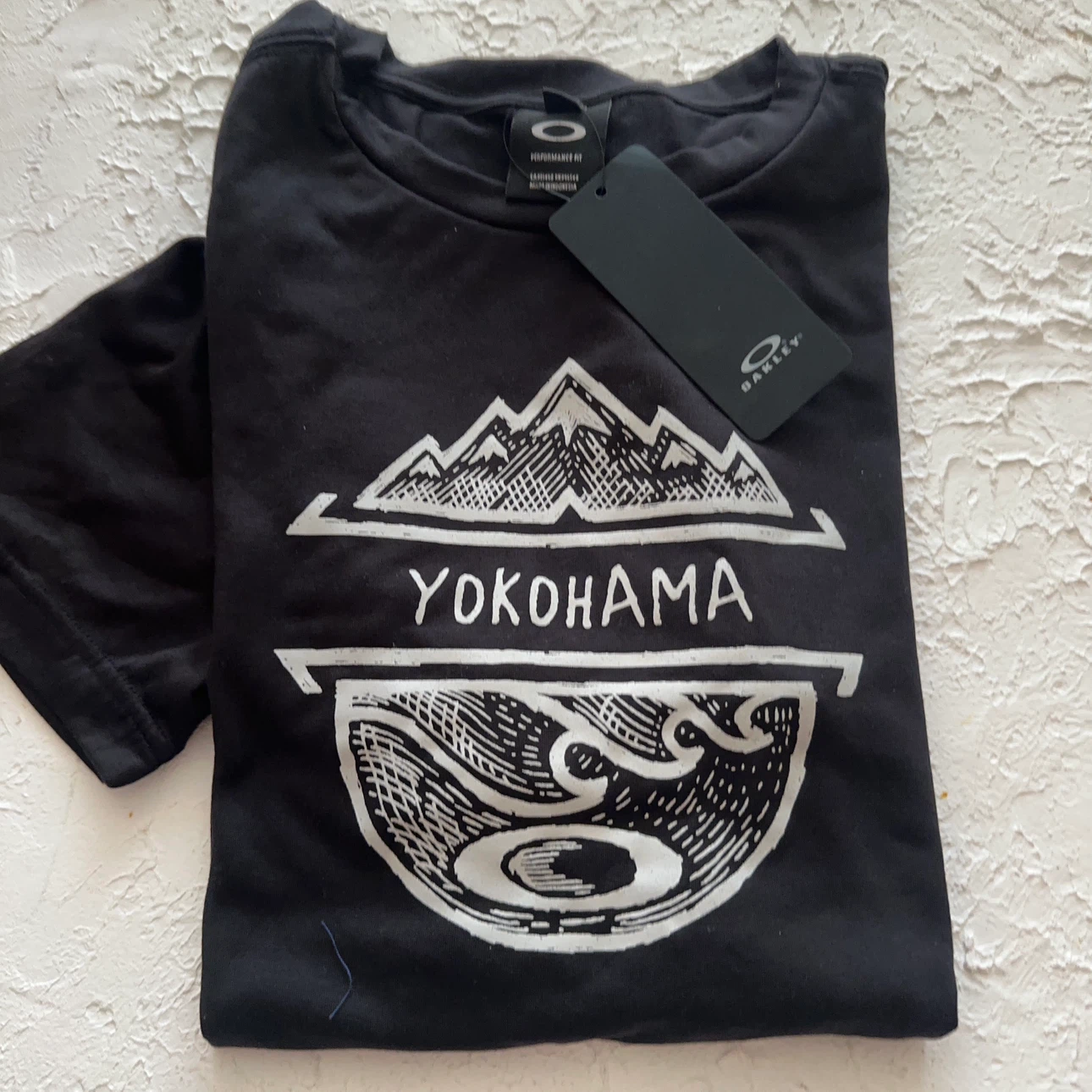 オークリー YOKOHAMA半袖Tシャツ 黒の写真2枚目