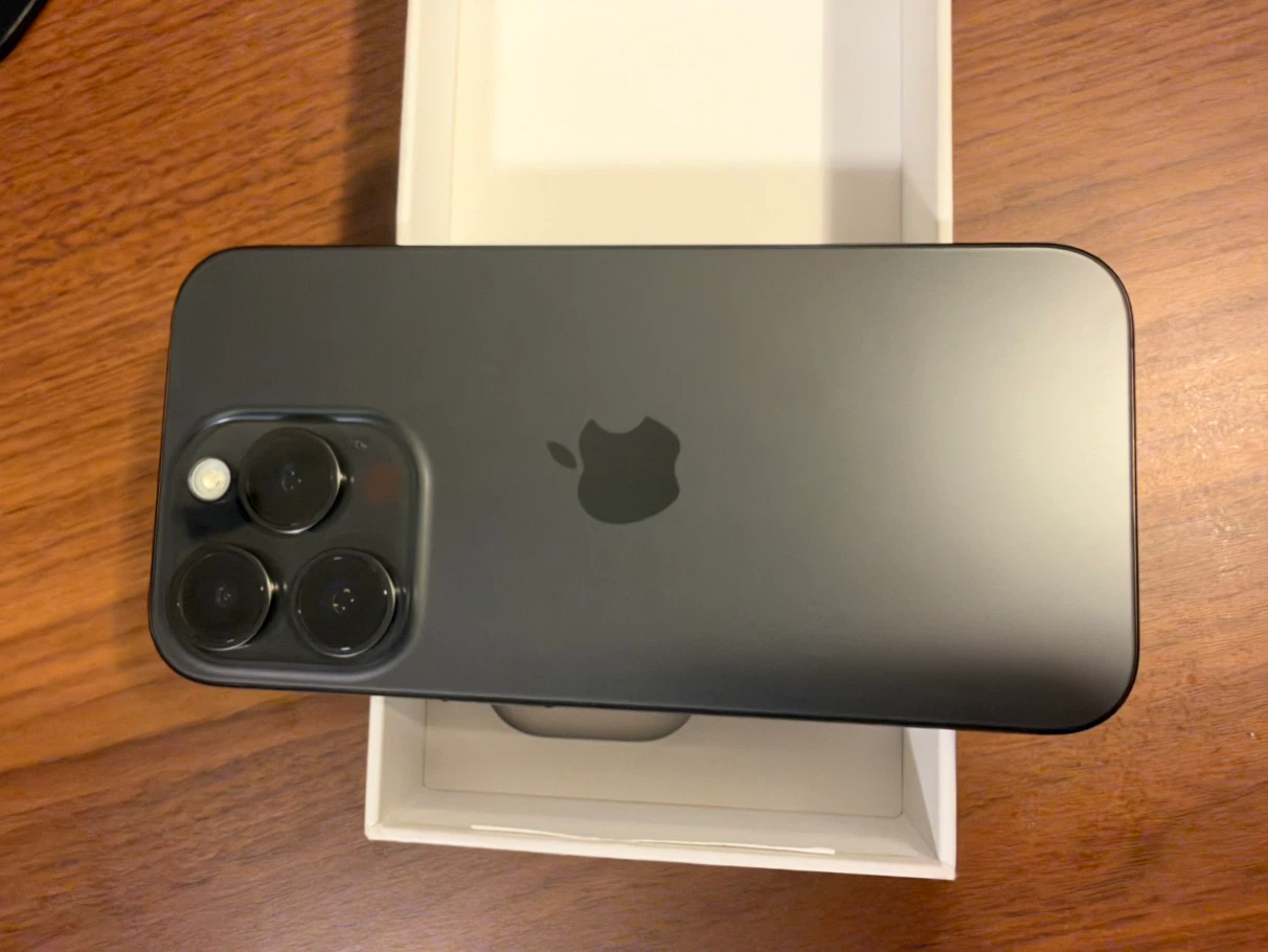 【訳あり品】iPhone 15 Pro 256GB ブラックチタニウム Apple正規店購入 液晶縦線あり•3倍ズーム黒点ありの写真6枚目