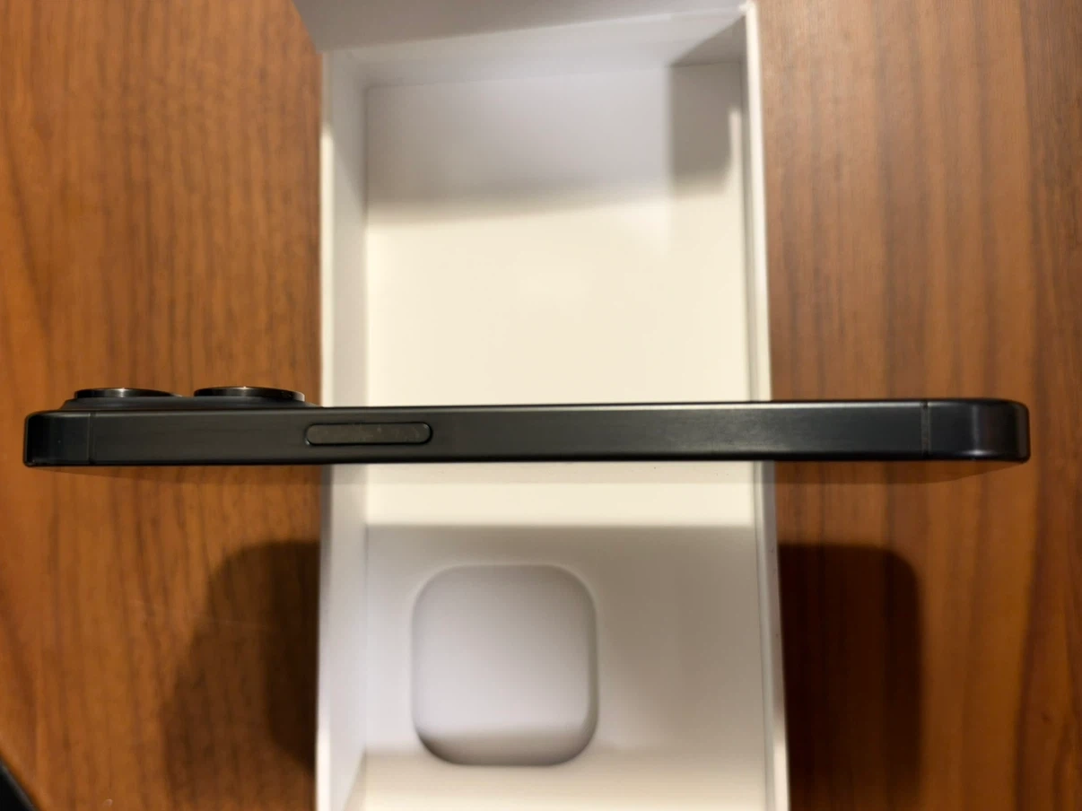 【訳あり品】iPhone 15 Pro 256GB ブラックチタニウム Apple正規店購入 液晶縦線あり•3倍ズーム黒点ありの写真7枚目
