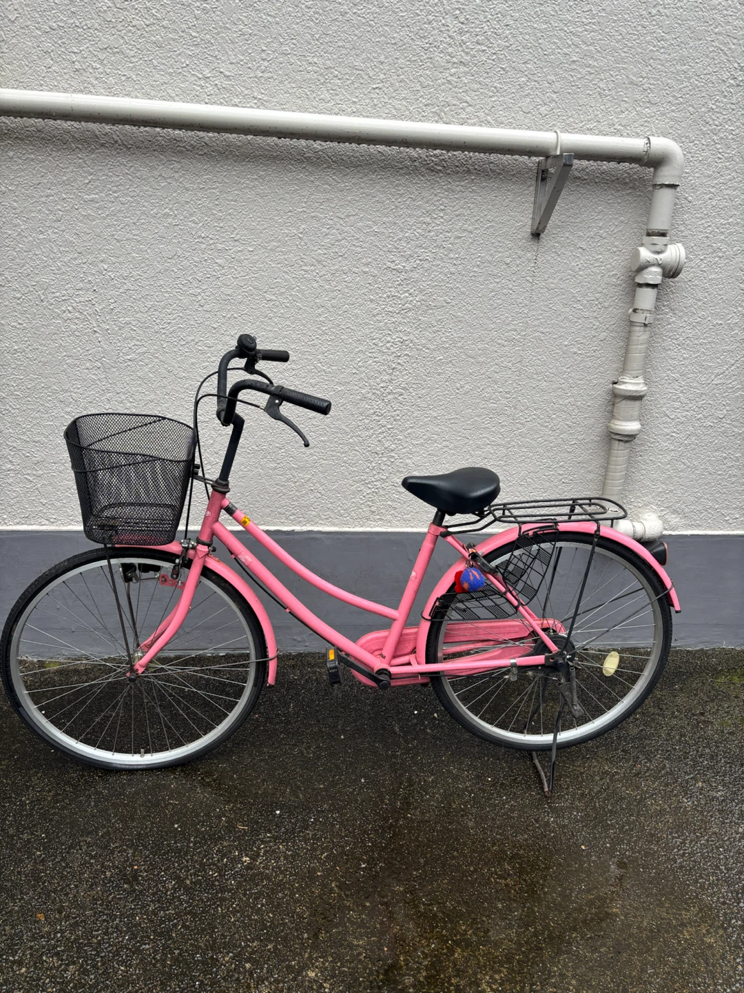 ピンク色の自転車 前カゴ・リアキャリア付き