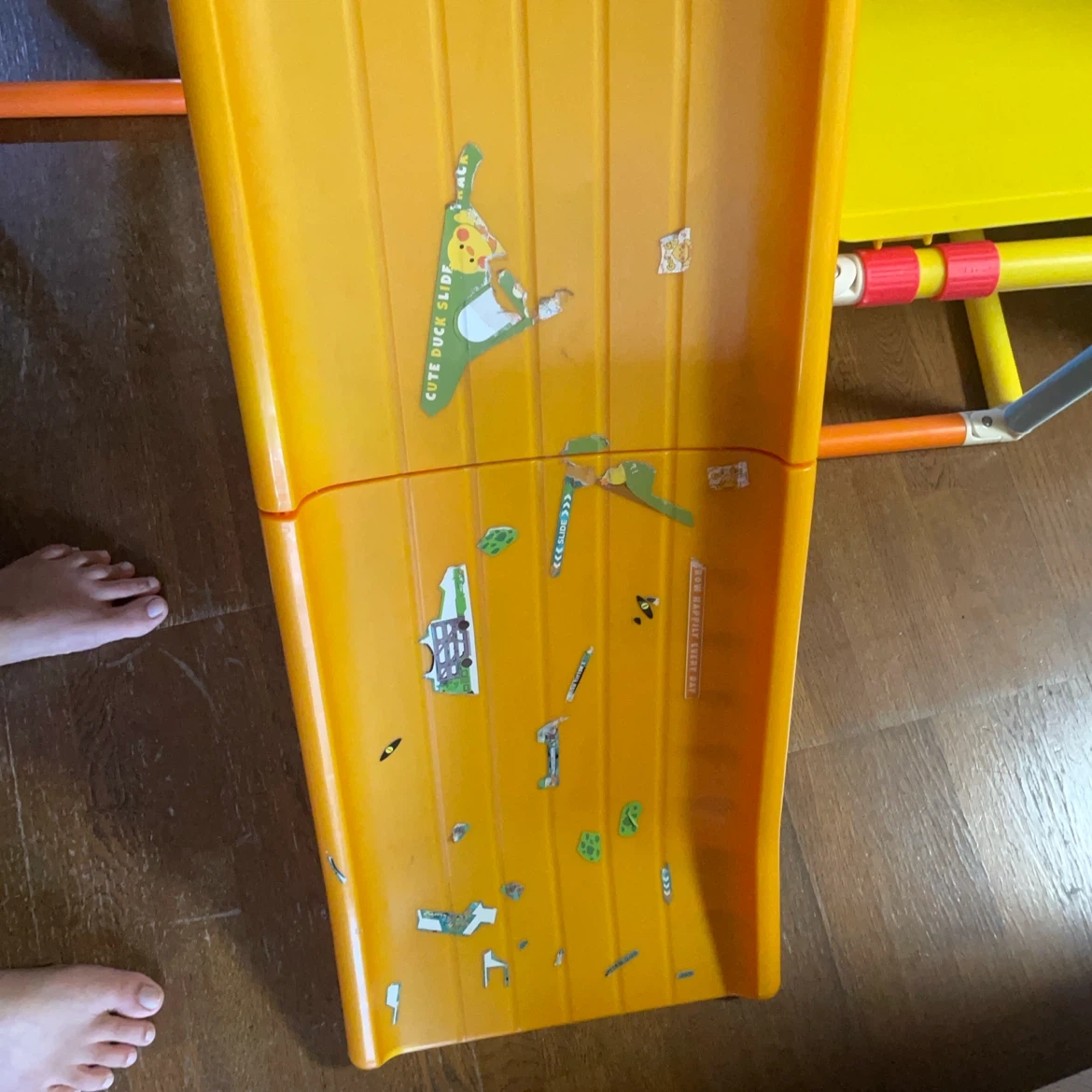 A slide and jungle gym with minor damageの写真3枚目