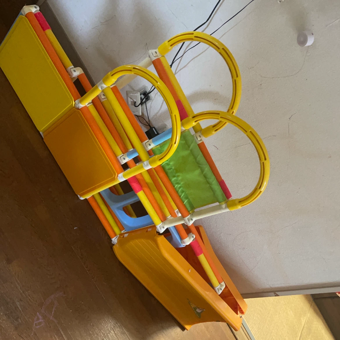 A slide and jungle gym with minor damageの写真6枚目