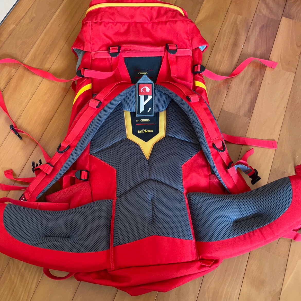 タトンカ YMIR 60L バックパック 赤の写真2枚目