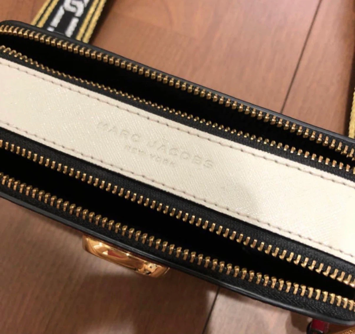 MARC JACOBSマークジェイコブス スナップショット レッドの写真4枚目