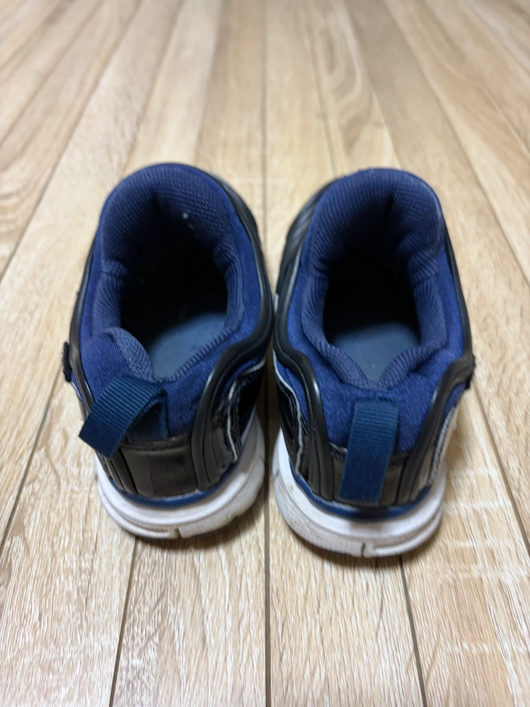ナイキ ダイナモフリー スニーカー ネイビーの写真2枚目