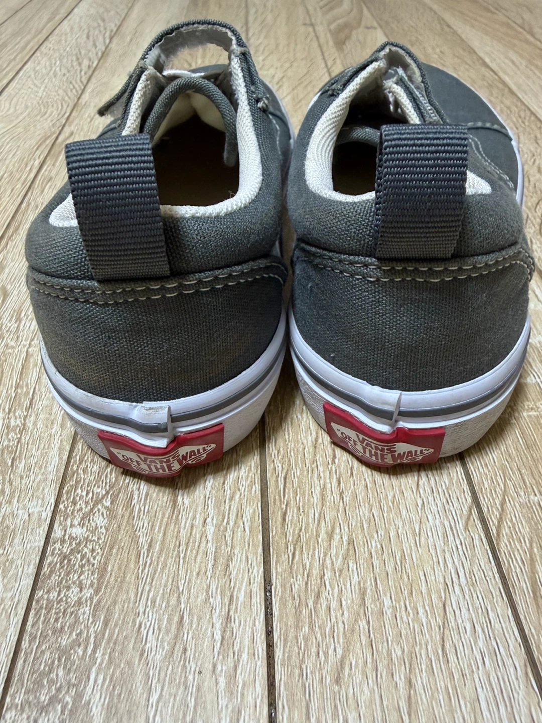 ヴァンズ キッズスニーカー グレーの写真2枚目