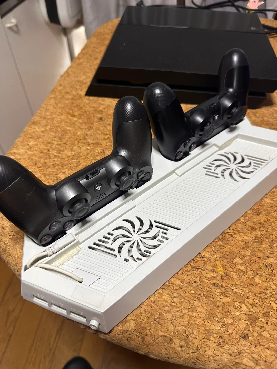 【手渡しのみ】PS4 500GB (CUH-1000A)＋コントローラー2台＋冷却スタンド＋ソフト20本の写真4枚目