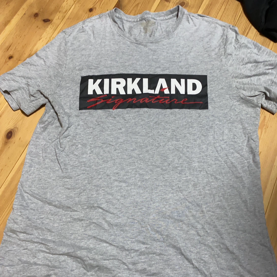 カークランドシグネチャー ロゴTシャツ グレーの写真2枚目
