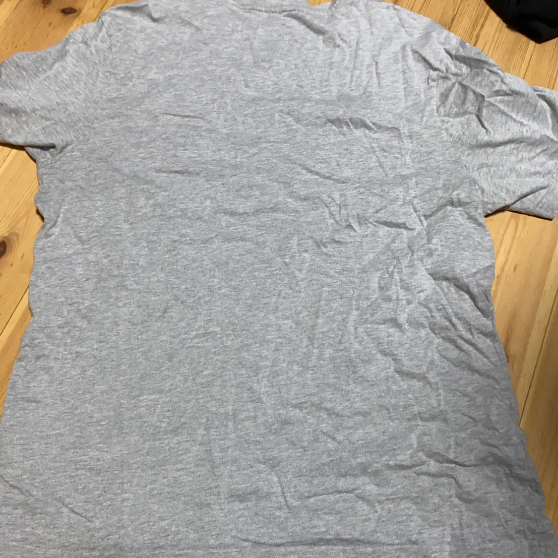 カークランドシグネチャー ロゴTシャツ グレーの写真3枚目