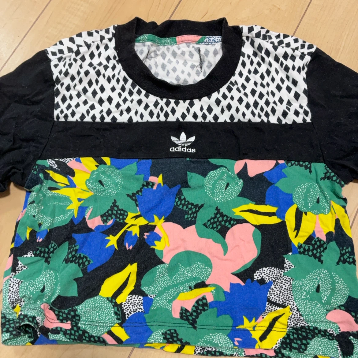 アディダス オリジナルス クロップドTシャツ 2XS