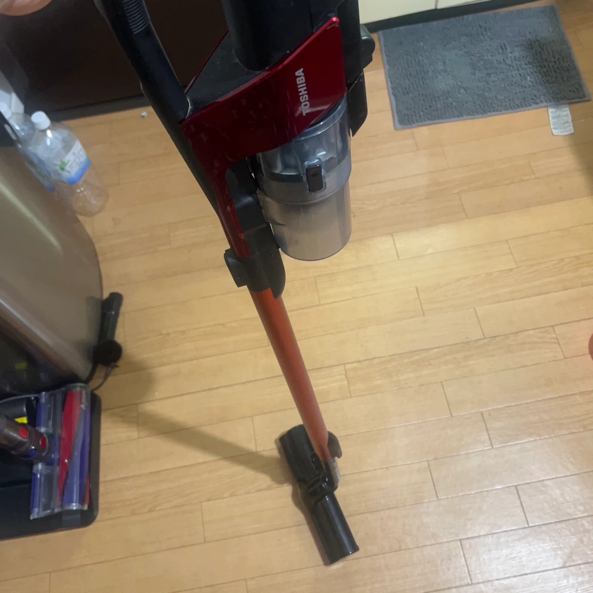 東芝 コードレス掃除機 レッド