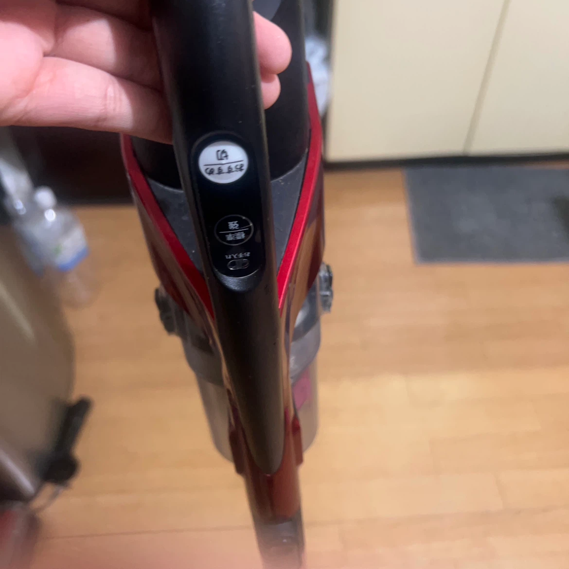 東芝 コードレス掃除機 レッドの写真2枚目