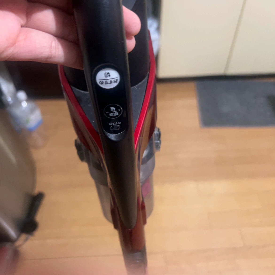 東芝 コードレス掃除機 レッドの写真2枚目