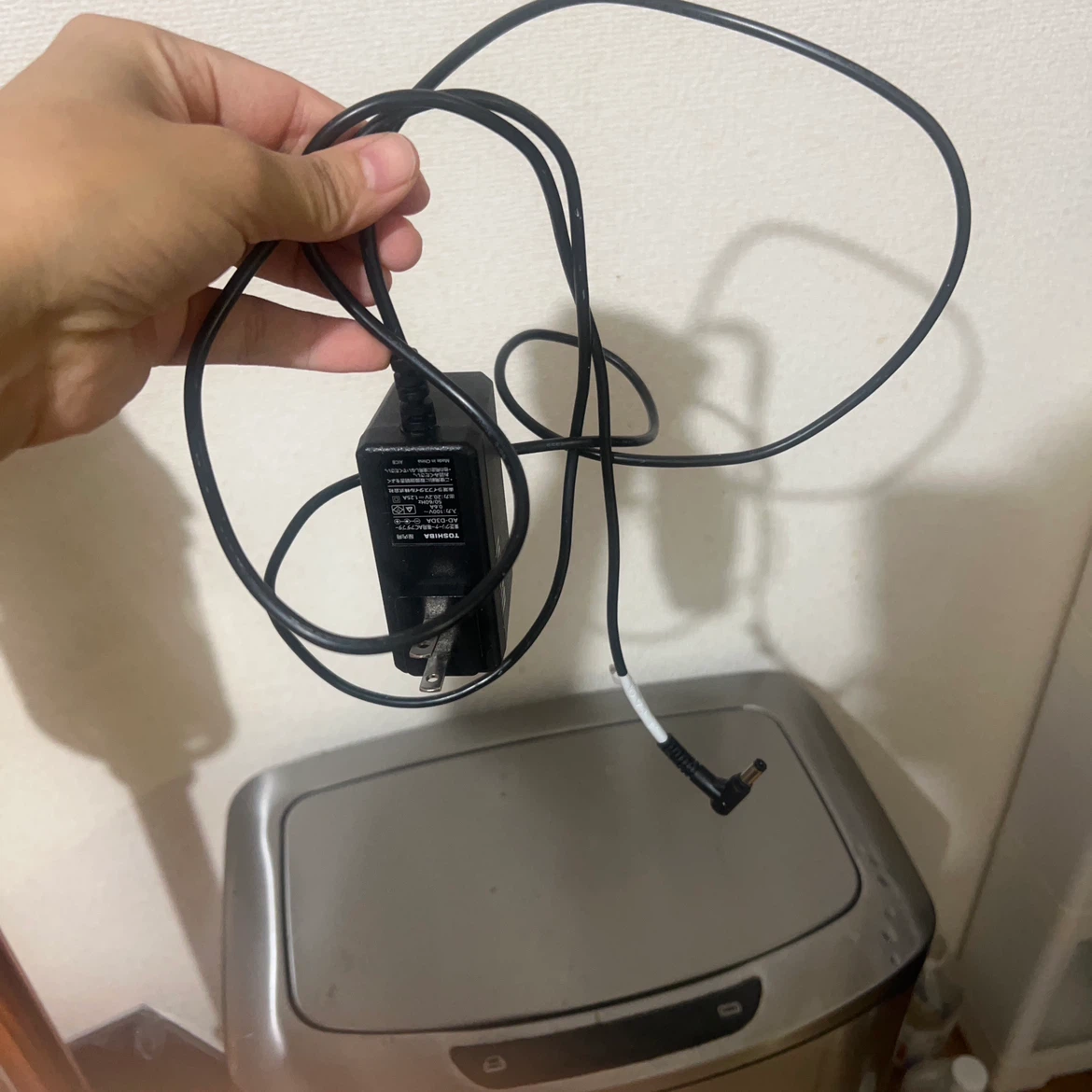 東芝 コードレス掃除機 レッドの写真3枚目