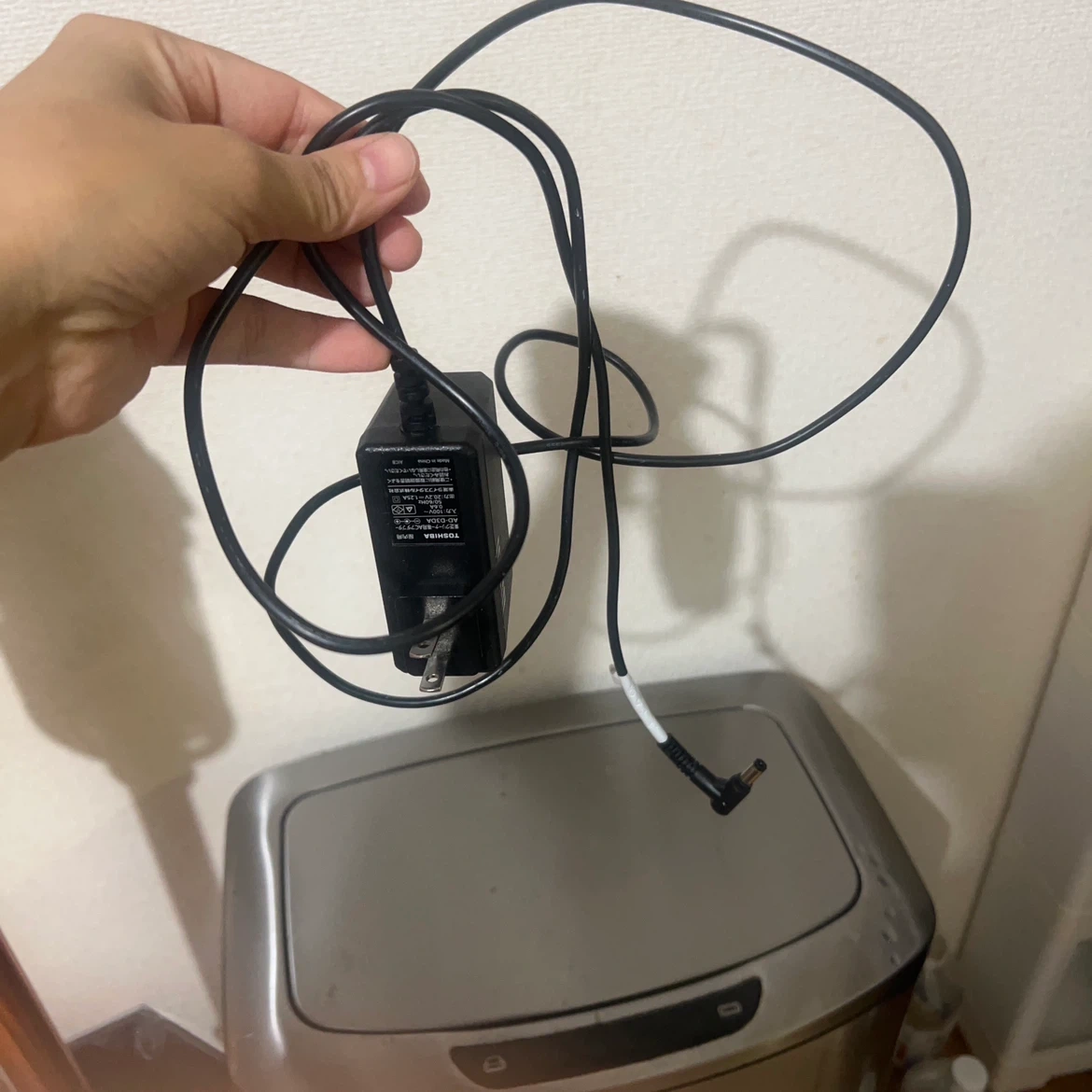 東芝 コードレス掃除機 レッドの写真3枚目