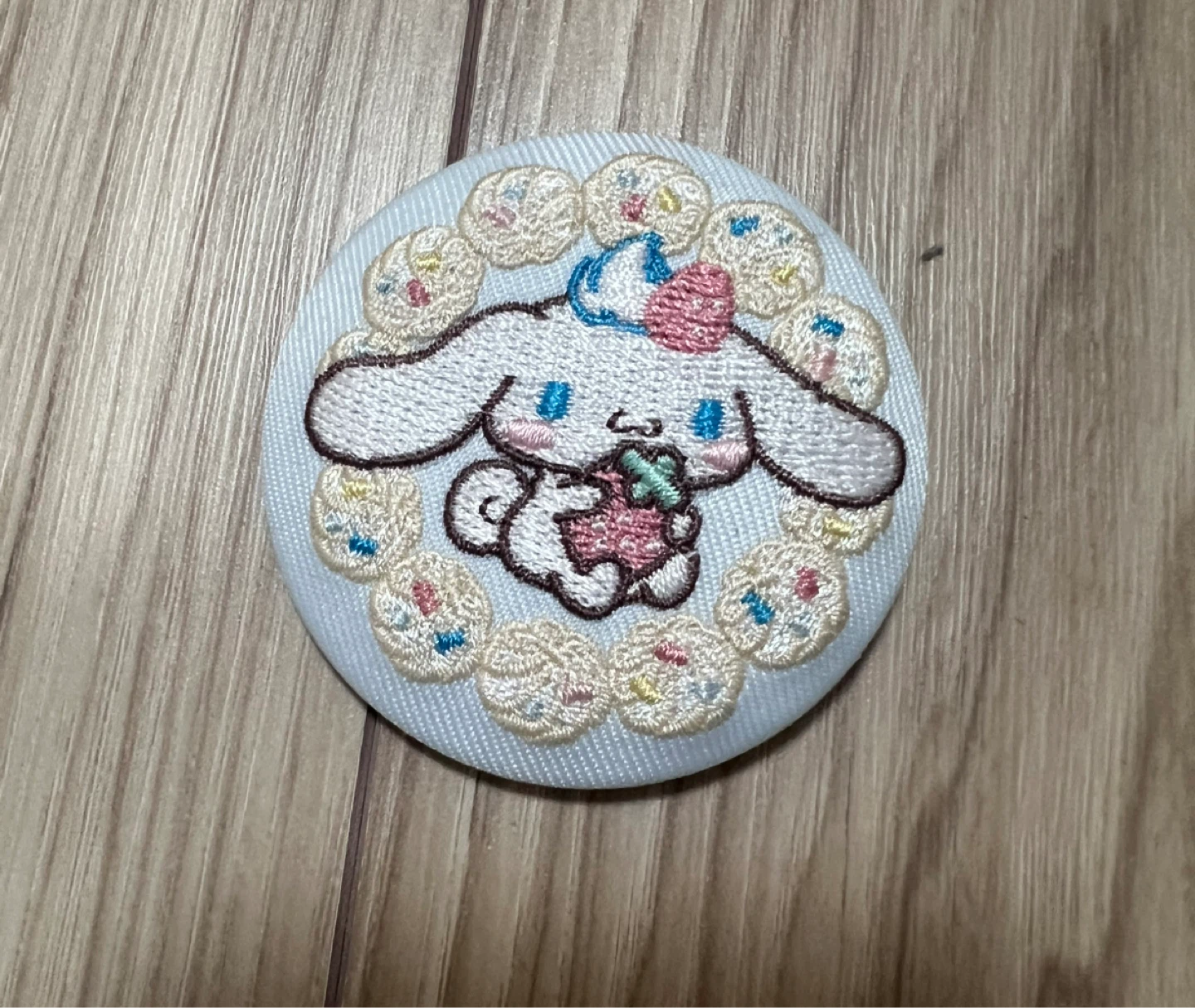サンリオ シナモロール 刺繍缶バッジ