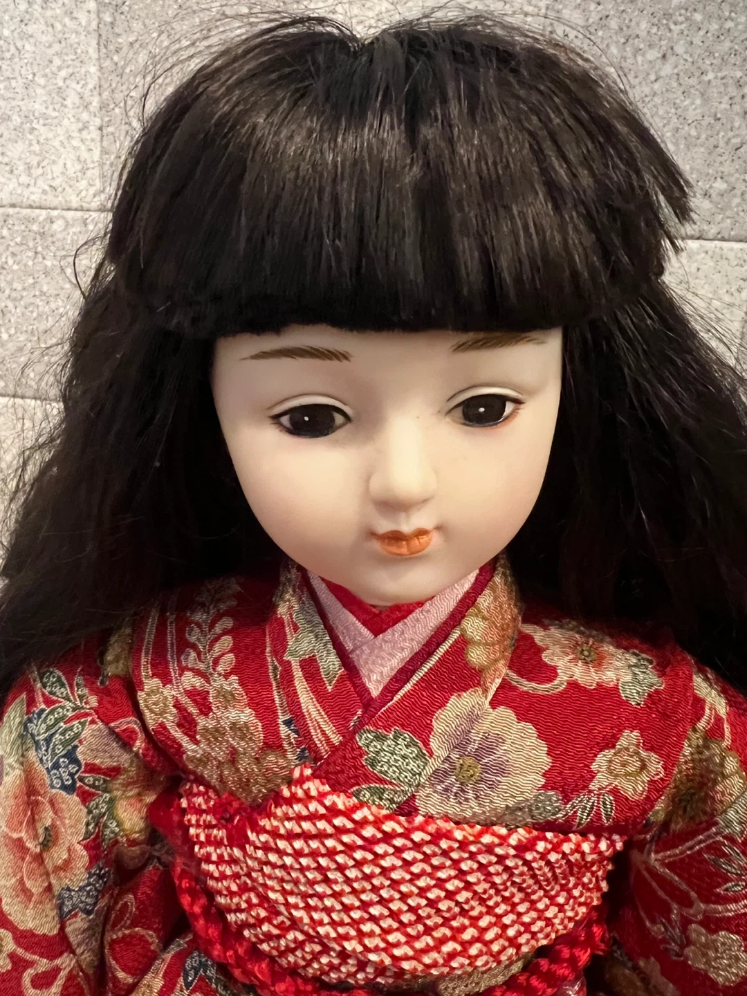 日本人形 着物 赤色お座りします。60センチの写真2枚目