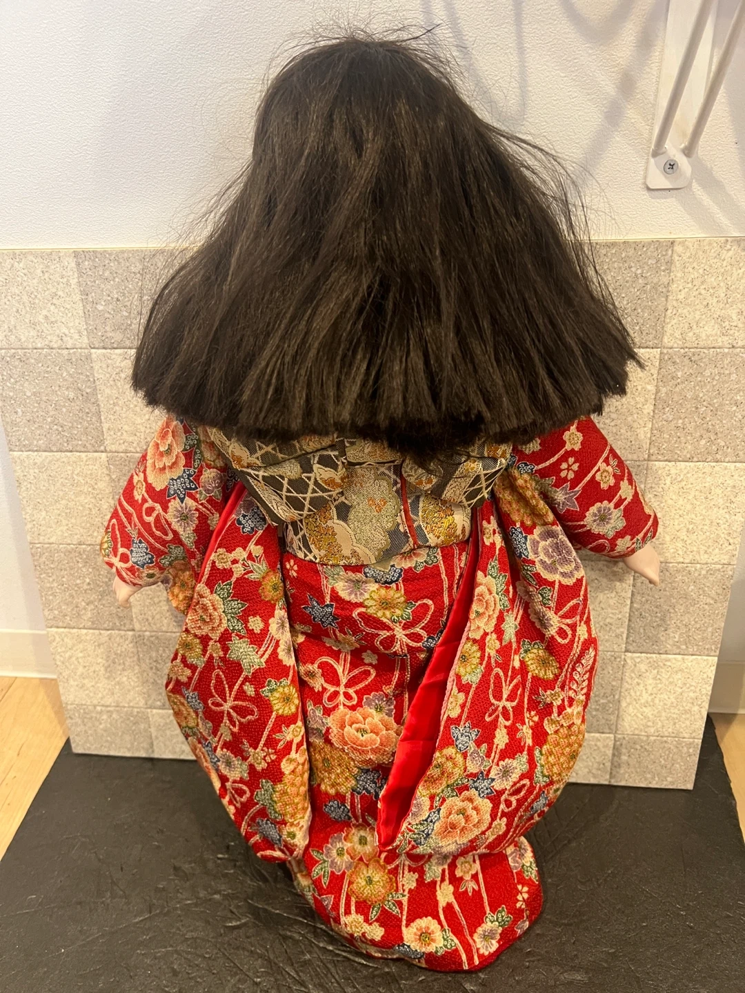 日本人形 着物 赤色お座りします。60センチの写真6枚目