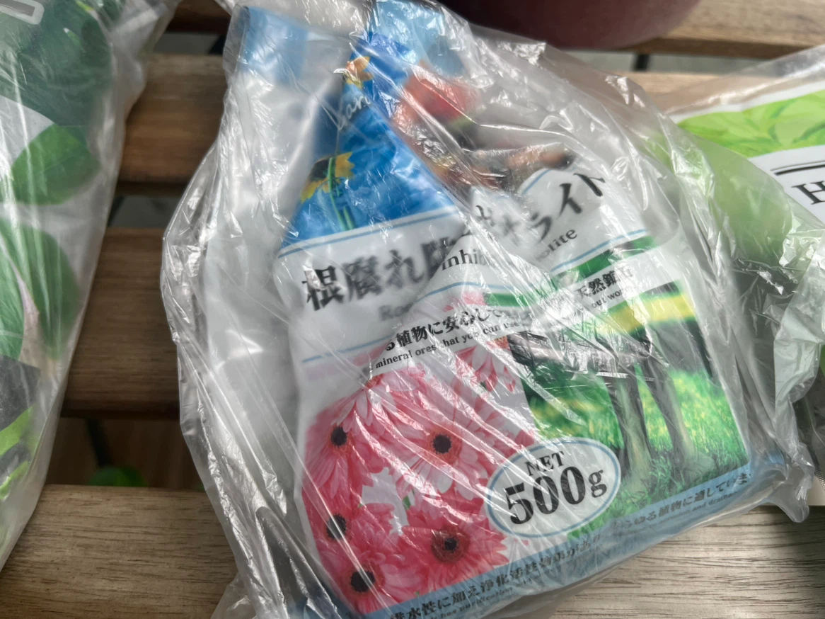 【セット売り】観葉植物 植木鉢 土 根腐れ防止材 ゼオライト　ハイドロボール　水やり用霧吹きの写真3枚目