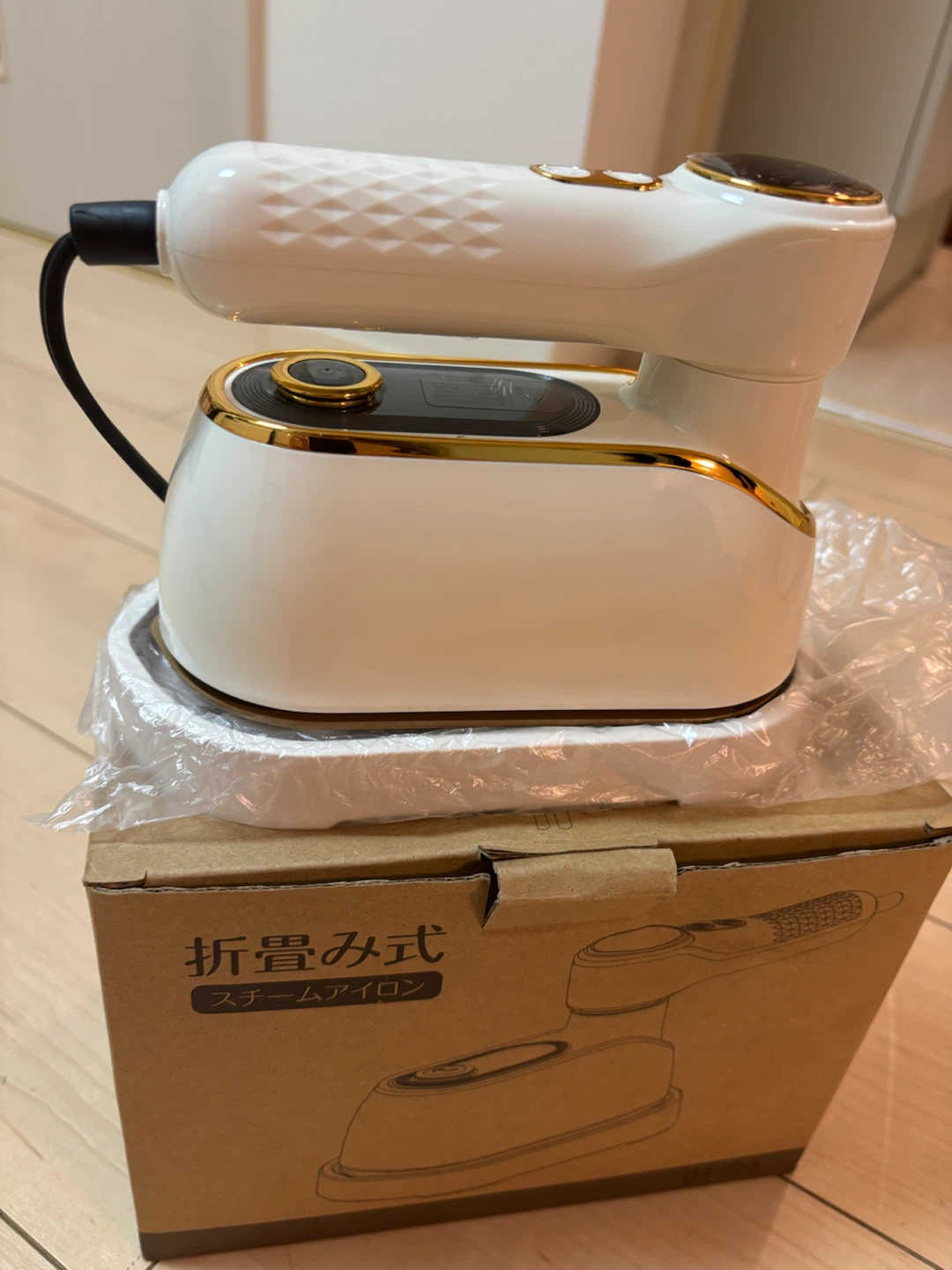 折り畳み式スチームアイロン ホワイト ゴールドの写真2枚目