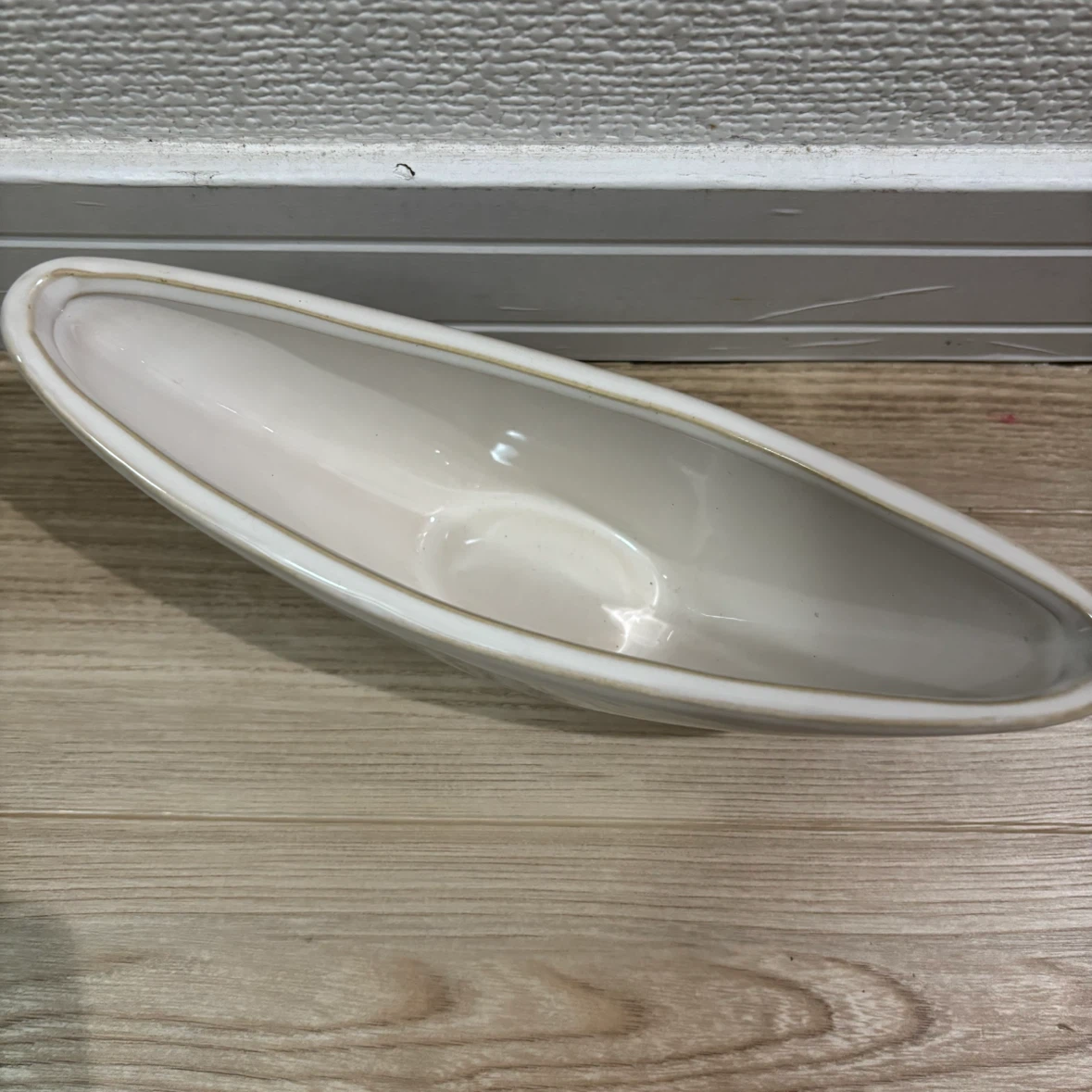白い花器　舟形　フラワーベースの写真2枚目