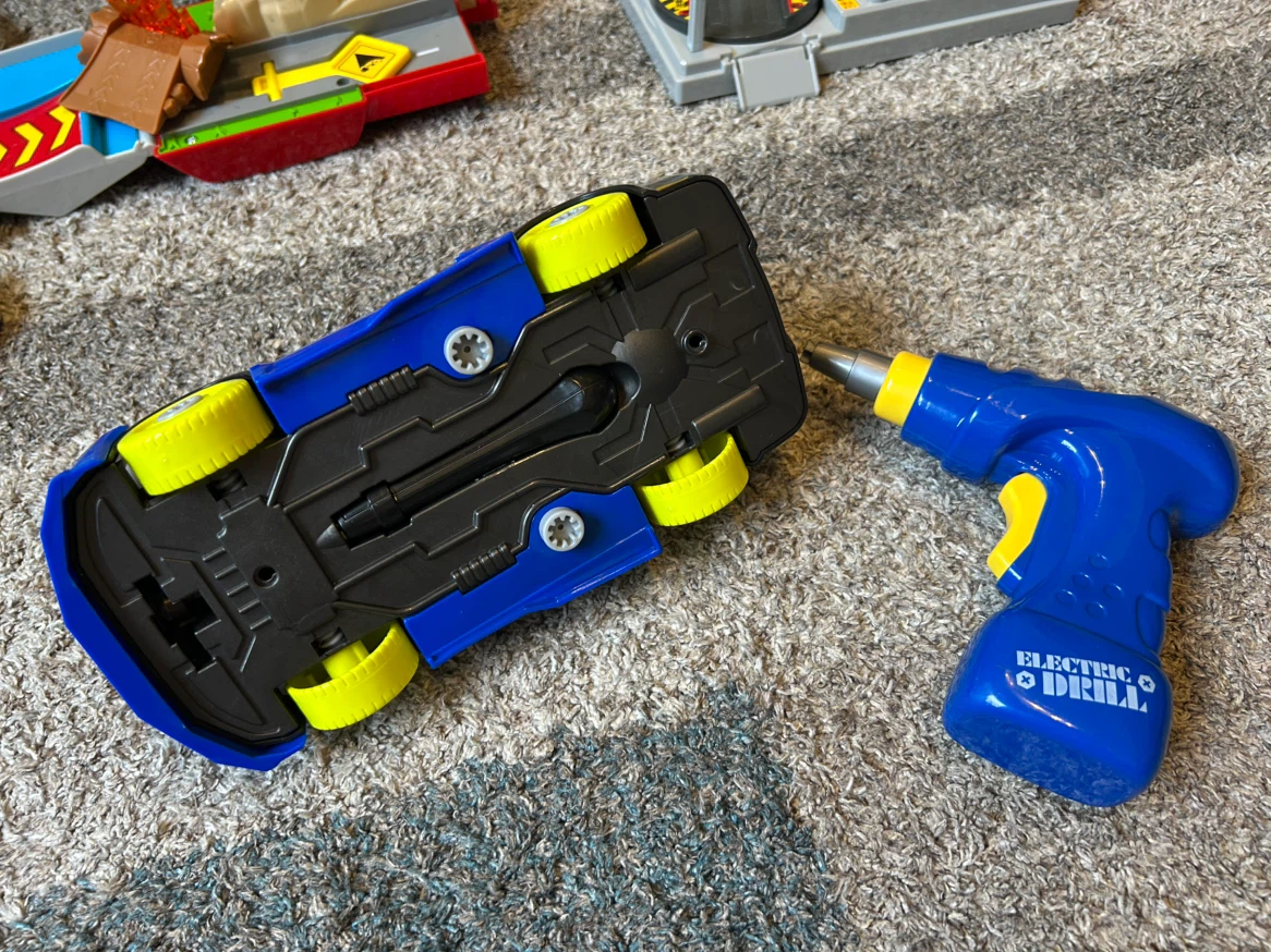 おもちゃ　デュプロ　パウパトロール　トミカ駐車場　解体できる車の写真3枚目