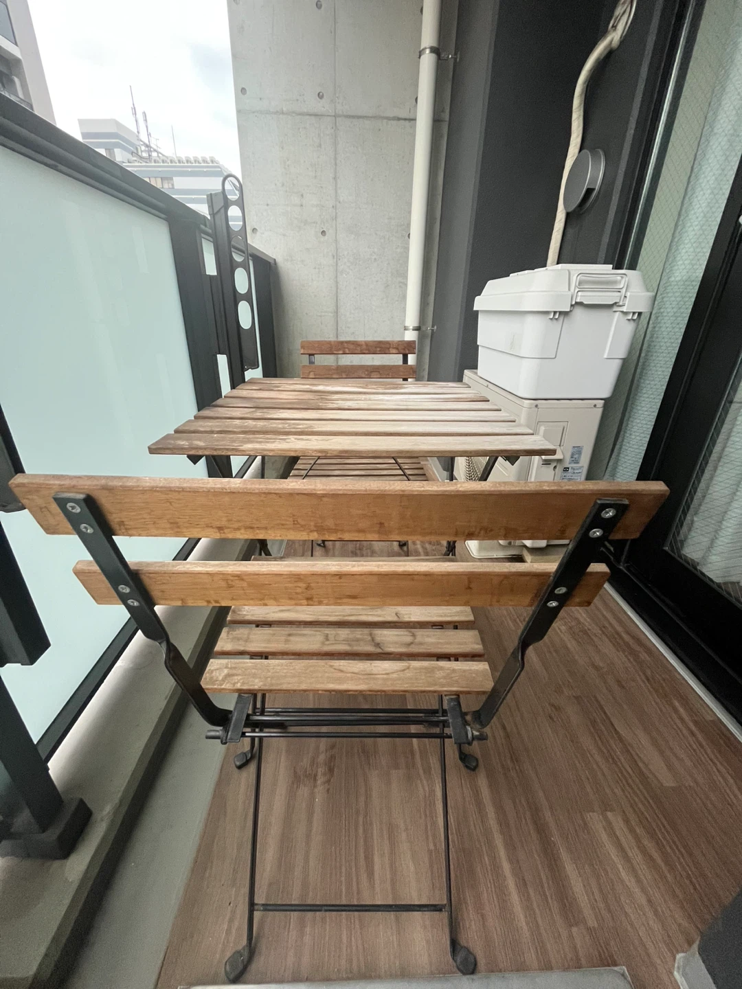 IKEA TÄRNÖ テルノー テーブル＆チェア2脚 屋外用 ブラック 木製 折りたたみテーブル＆チェア 3点セットの写真2枚目
