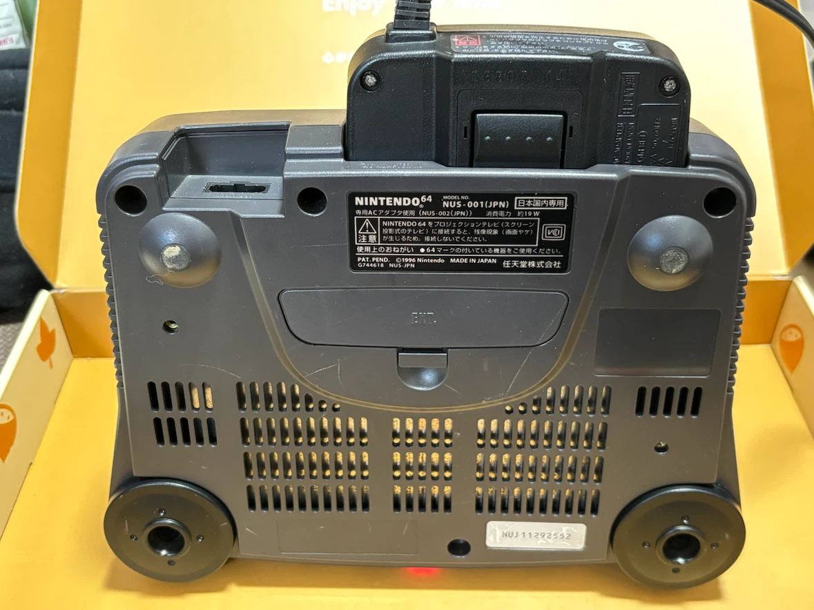 【通電確認済】NINTENDO 64 本体 / 純正ACアダプタ・S端子付きAVケーブルの写真4枚目