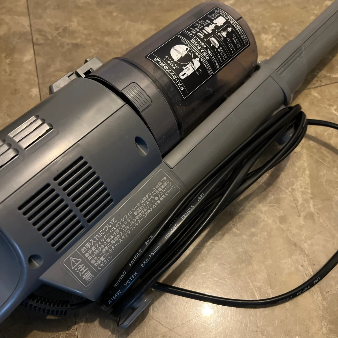 【2024年製】アイリスオーヤマ 掃除機 コード式 サイクロン 軽量 スティッククリーナー 2WAY AZ-SCA-112の写真5枚目