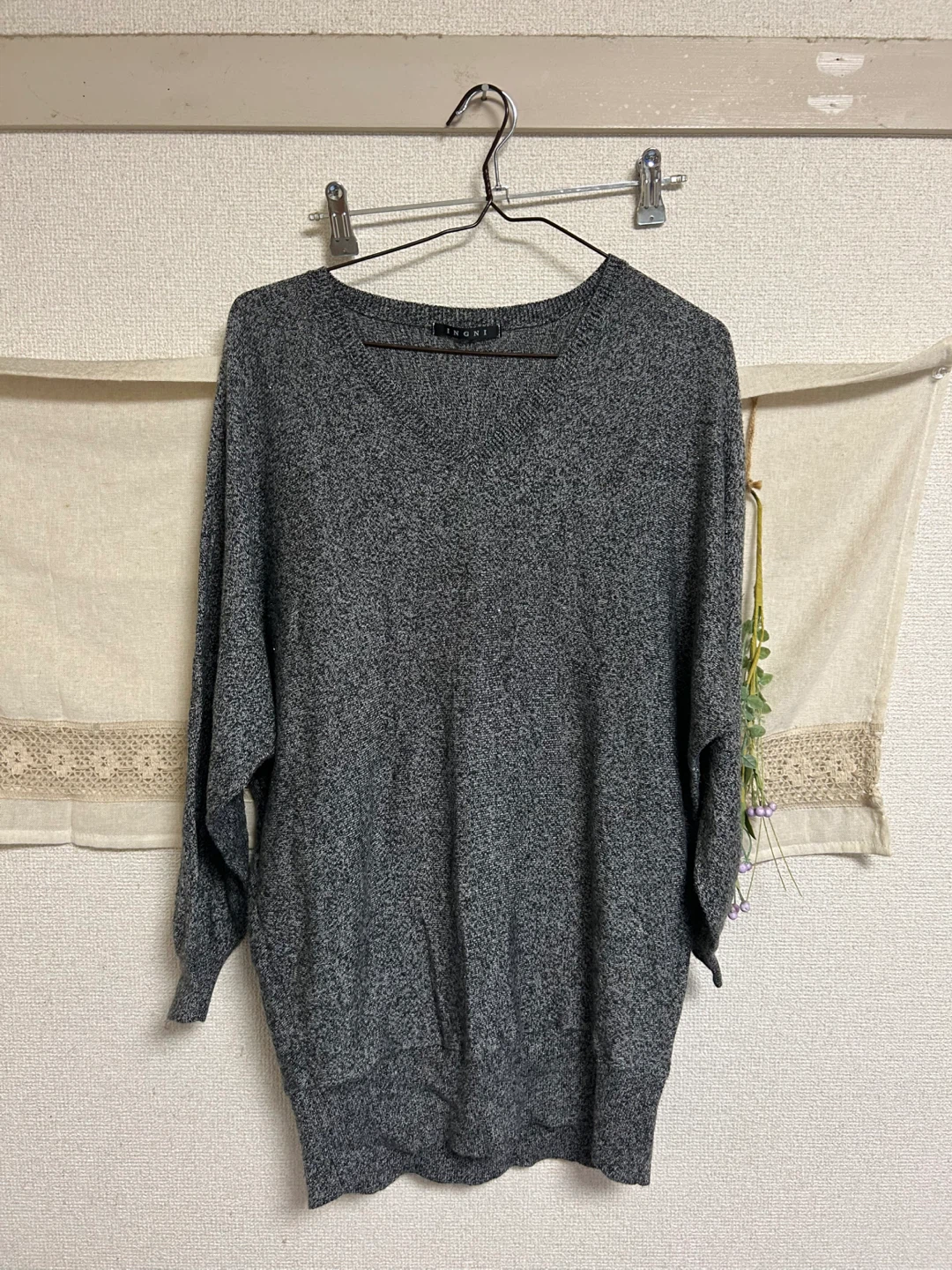 イング Vネックニット グレー Mサイズ