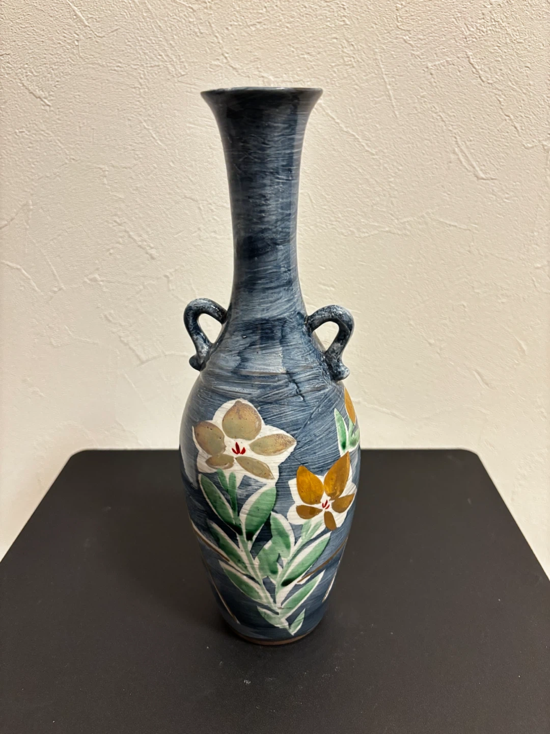 色絵草花文・金彩・双耳長頸花瓶。高さ28cm。底部に朱色角印あり