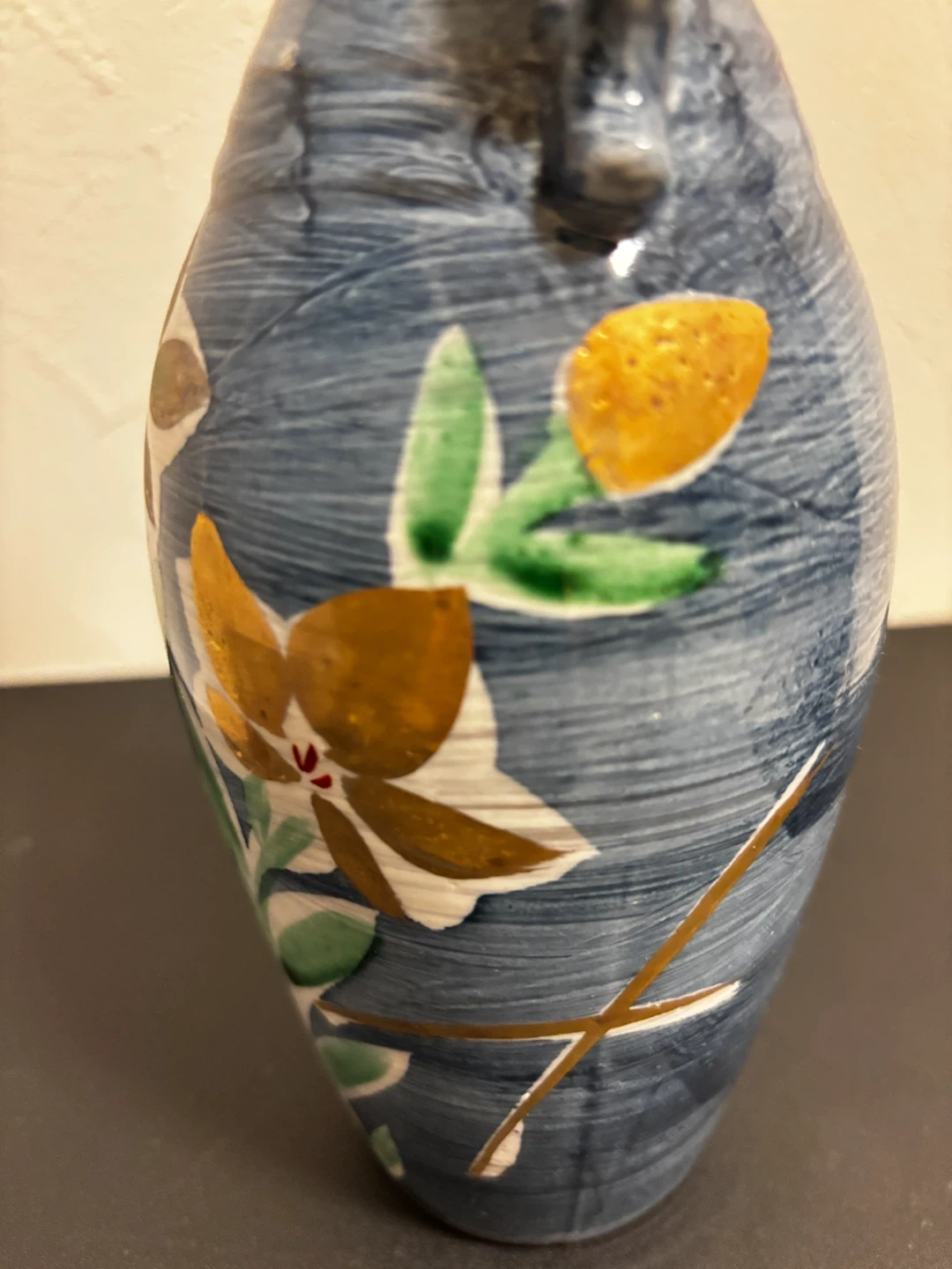 色絵草花文・金彩・双耳長頸花瓶。高さ28cm。底部に朱色角印ありの写真2枚目
