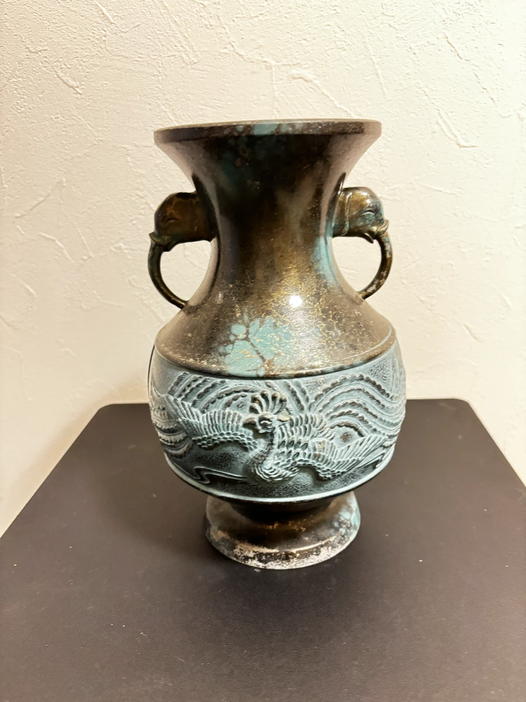象耳・鳳凰文の鋳造金属花器。高さ24cm、重量2.4kg。無銘」ブロンズ調