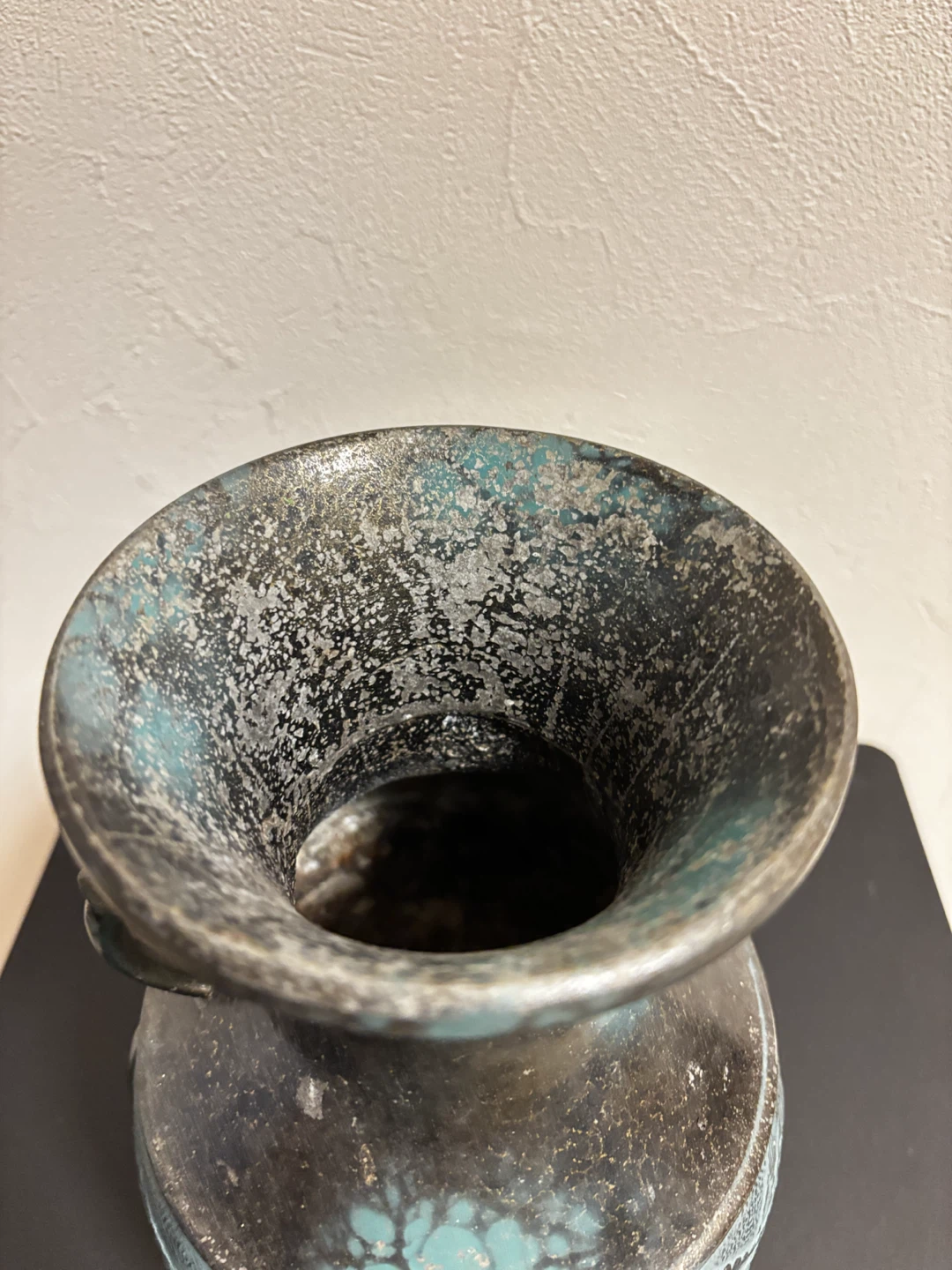 象耳・鳳凰文の鋳造金属花器。高さ24cm、重量2.4kg。無銘」ブロンズ調の写真2枚目