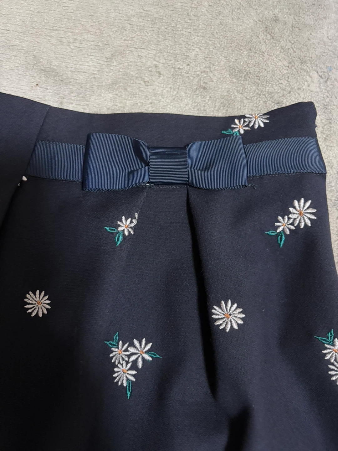 クチュールブローチ 花柄刺繍スカート ネイビーの写真2枚目